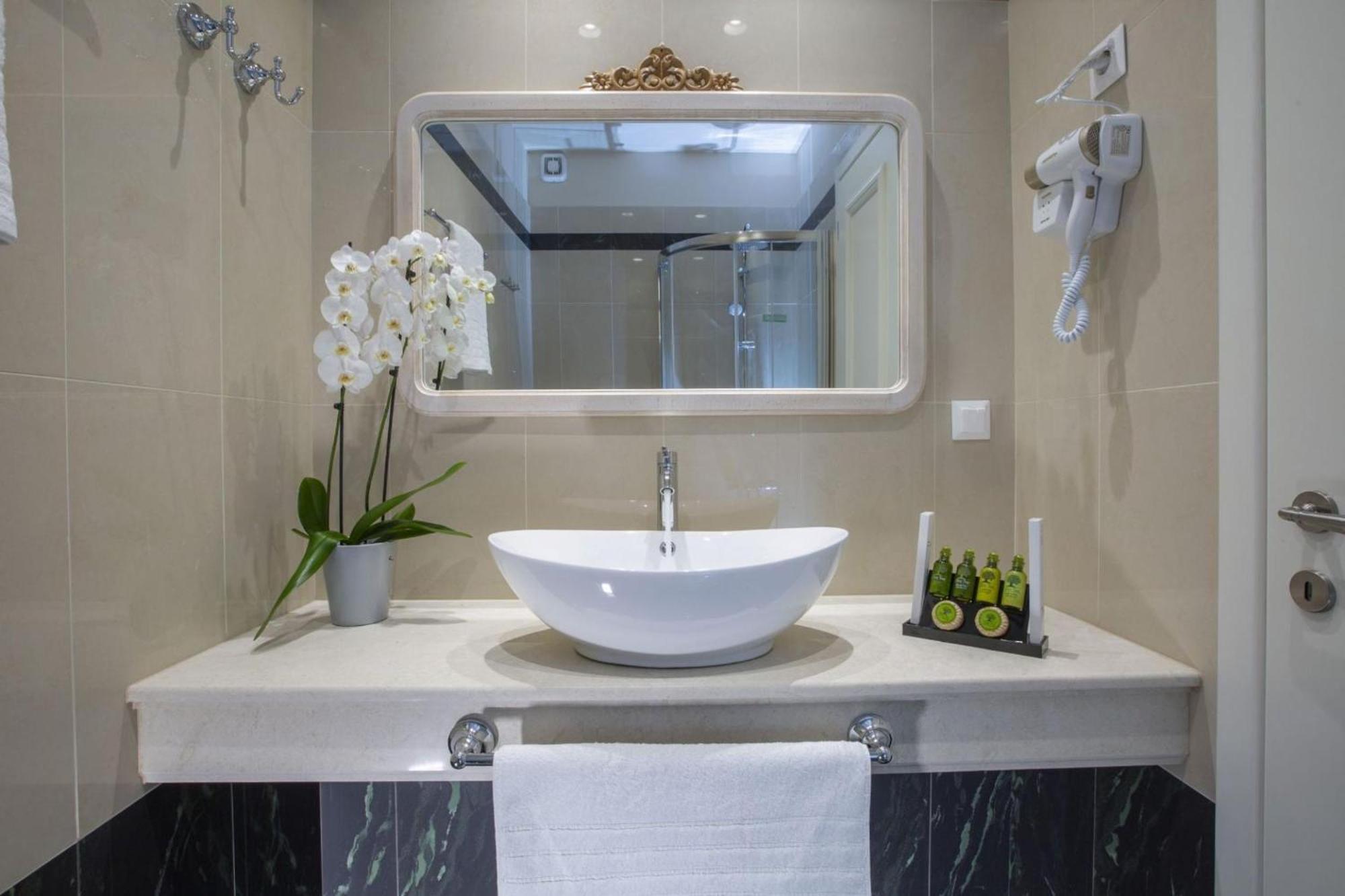 Vk Luxury Suites With Private Parking (Adults Only) Нідрі Екстер'єр фото