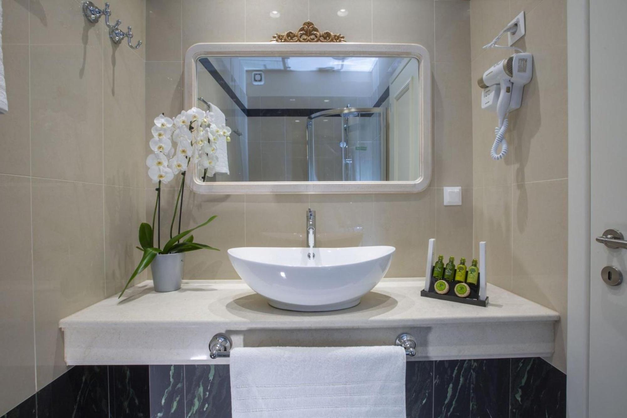 Vk Luxury Suites - Private Parking - Adults Only Нідрі Екстер'єр фото